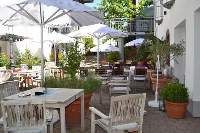 Ein Restaurant oder anderes Speiselokal in der Unterkunft Weinhaus Steppe Hotel 3***Superior und Weinstube