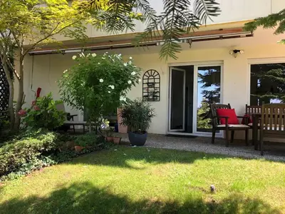 Ein Garten an der Unterkunft Charmante Wohnung, mit Sauna und Garten, Toplage!