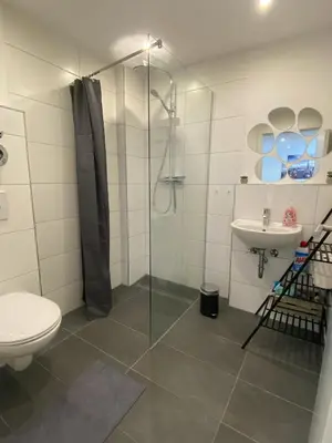 Ein Badezimmer in der Unterkunft Kleines Juwel mit super Komfort - Fußbodenheizung, Regendusche, Waschmaschine