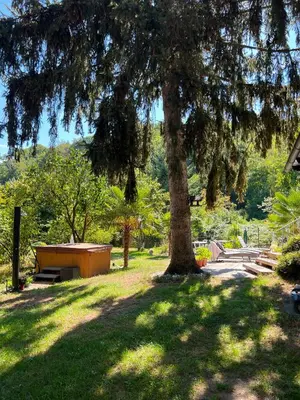 Ein Garten an der Unterkunft Privates Ferienhaus mit Pool & Whirlpool in Bad Dürkheim