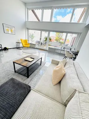 Ein Sitzbereich in der Unterkunft NIRO I Design Penthouse Apartment, Elegant, Gemütlich, Dachterrasse, TV