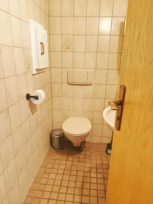 Ein Badezimmer in der Unterkunft 4 Zimmer geräumige und ruhig gelegene Ferien- und Monteurwohnung nur für Sie allein AUjvari Vermietungen