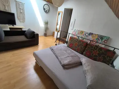 Ein Bett oder Betten in einem Zimmer der Unterkunft Vieja Casita de huespedes con Escaleras