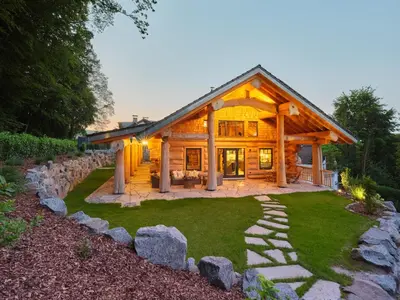 Ein Garten an der Unterkunft Eveningwood - DTV 5 Sterne Luxus Hüttenparadies, Blockhaus