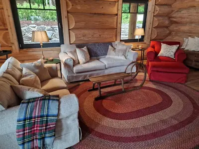 Ein Sitzbereich in der Unterkunft Eveningwood - DTV 5 Sterne Luxus Hüttenparadies, Blockhaus