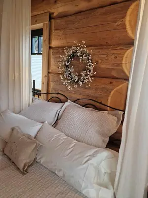 Ein Bett oder Betten in einem Zimmer der Unterkunft Eveningwood - DTV 5 Sterne Luxus Hüttenparadies, Blockhaus