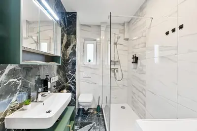 Ein Badezimmer in der Unterkunft Zentrale Lage, zwei Schlafzimmer, Waschmaschine