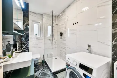 Ein Badezimmer in der Unterkunft Zentrale Lage, zwei Schlafzimmer, Waschmaschine