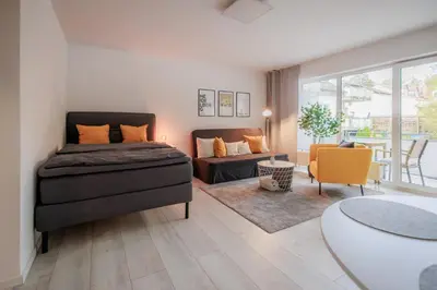 Ein Bett oder Betten in einem Zimmer der Unterkunft Stylishes Village Apartment