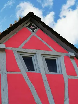 Das Gebäude in dem sich das Ferienhaus befindet
