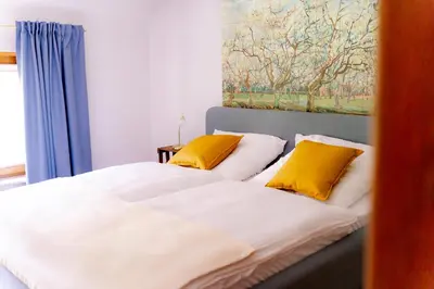 Ein Bett oder Betten in einem Zimmer der Unterkunft birds-nest Ferienwohnung Balkon Kaminofen