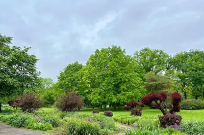 Ein Garten an der Unterkunft Schickes 2-Zi-Apartment am Neckarufer im BUGA-Park