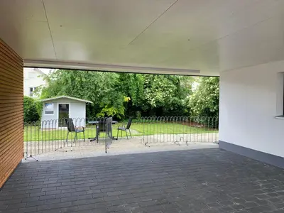 Ein Garten an der Unterkunft FeWo Lina - Komfortwohnung mit Badewanne, Kamin & Klima