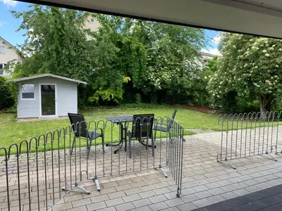 Ein Garten an der Unterkunft FeWo Lina - Komfortwohnung mit Badewanne, Kamin & Klima