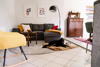 Ein Sitzbereich in der Unterkunft birds-nest Ferienwohnung Waldblick Kamin