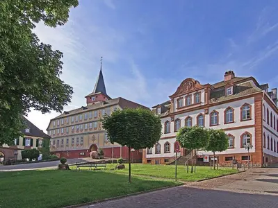 Das Gebäude in dem sich das Ferienhaus befindet