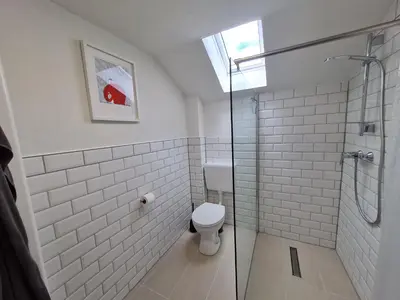 Ein Badezimmer in der Unterkunft birds-nest Ferienhaus Balkon Waldblick Kamin