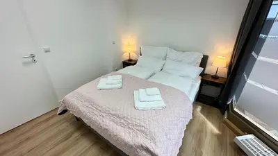 Ein Bett oder Betten in einem Zimmer der Unterkunft Das Loft - Sauna - 4 Schlafzimmer - 2 Bäder - Stadtmitte - 2 Parkplätze
