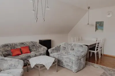 Ein Sitzbereich in der Unterkunft Privates Apartment im Grünen
