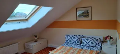 Ein Bett oder Betten in einem Zimmer der Unterkunft Geräumiges Apartment in ruhiger Lage