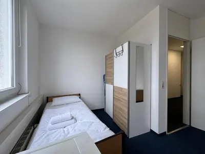 Ein Bett oder Betten in einem Zimmer der Unterkunft Thuja Apartments Karlsruhe-Neureut by KurzZeit