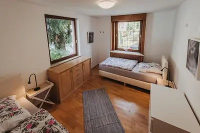 Ein Bett oder Betten in einem Zimmer der Unterkunft große Wohnung in Weinheim mit Charme