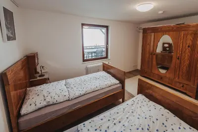 Ein Bett oder Betten in einem Zimmer der Unterkunft große Wohnung in Weinheim mit Charme