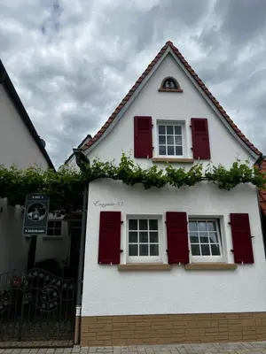 Das Gebäude in dem sich das Ferienhaus befindet