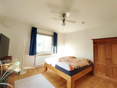 Ein Bett oder Betten in einem Zimmer der Unterkunft Schönes Eckzimmer