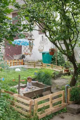 Ein Garten an der Unterkunft Schönes Eckzimmer