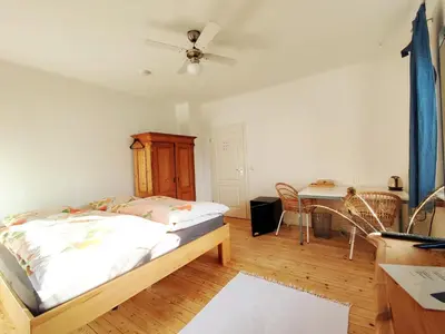 Ein Bett oder Betten in einem Zimmer der Unterkunft Schönes Eckzimmer