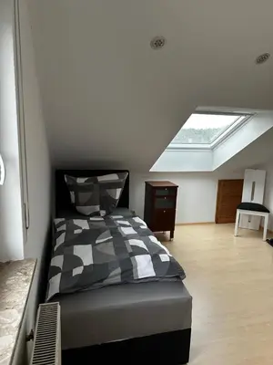 Ein Bett oder Betten in einem Zimmer der Unterkunft KRAICHGAU # 3-ZKB mit Balkon und Klimaanlage, Monteurzimmer