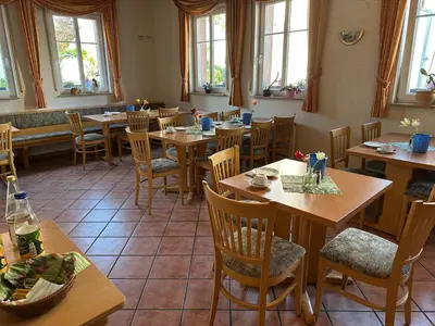 Ein Restaurant oder anderes Speiselokal in der Unterkunft Pension Zum Bahnhof