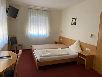 Ein Bett oder Betten in einem Zimmer der Unterkunft Pension Zum Bahnhof