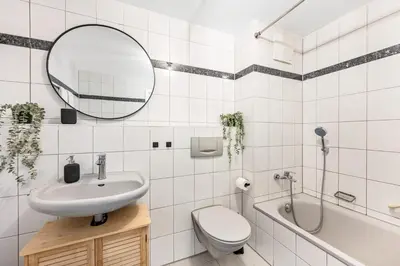 Ein Badezimmer in der Unterkunft Ferienwohnung Bad Friedrichshall 5BR 10 beds, TV & kitchen