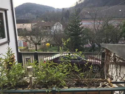 Ein allgemeiner Bergblick oder ein Berglick von des Ferienhauses aus
