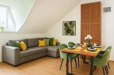 Ein Sitzbereich in der Unterkunft LENASTAY I Apartment mit Parkplatz & High-Speed-WLAN Zentrum Kaiserslautern