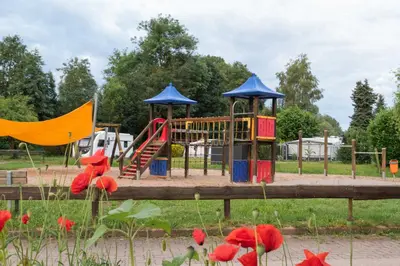 Ein Kinderspielbereich in der Unterkunft Sleep Space 1 - Green Tiny Spot Südpfalz