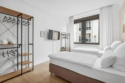 Ein Bett oder Betten in einem Zimmer der Unterkunft FABYLOUS Homes City Apartment I Gruppen I Waschtrockner I Balkon I belebte Lage