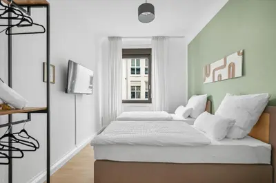 Ein Bett oder Betten in einem Zimmer der Unterkunft FABYLOUS Homes City Apartment I Gruppen I Waschtrockner I Balkon I belebte Lage