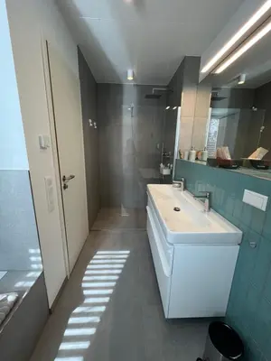 Ein Badezimmer in der Unterkunft Luxuswohnung in Villa mit fantastischem Blick