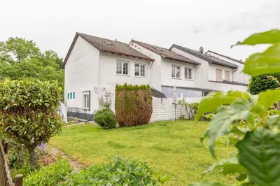 Ein Garten an der Unterkunft Haus mit großen Garten