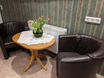 Ein Sitzbereich in der Unterkunft Altes Häusle - Doppelzimmer Weinrebe