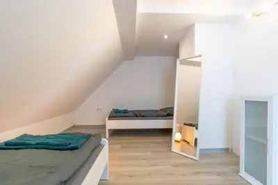 Ein Bett oder Betten in einem Zimmer der Unterkunft Monteurapartment I 12 Betten I Küche I Waschmaschine I Balkon I Nieder-Klingen