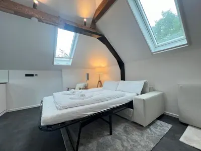 Ein Bett oder Betten in einem Zimmer der Unterkunft LudwigsHome - Zentrale Lage, Luxusbad, Workspace, Klima