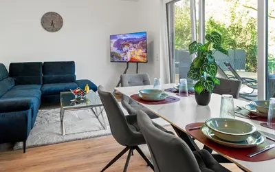 Ein Sitzbereich in der Unterkunft Lit Living Deluxe Apartments Wörth - Parking - Box Spring - BBQ - Balcony