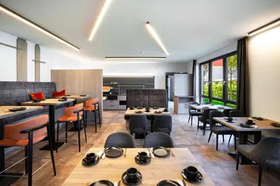 Ein Restaurant oder anderes Speiselokal in der Unterkunft Landhotel Grüner Wald