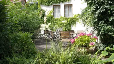 Ein Garten an der Unterkunft Hotel Rhodter Adler