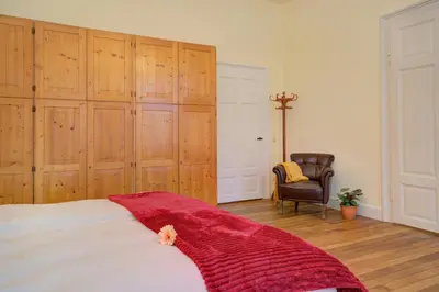 Ein Bett oder Betten in einem Zimmer der Unterkunft Charmante Altbauwohnung mit Gartenblick