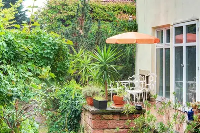 Ein Garten an der Unterkunft Charmante Altbauwohnung mit Gartenblick